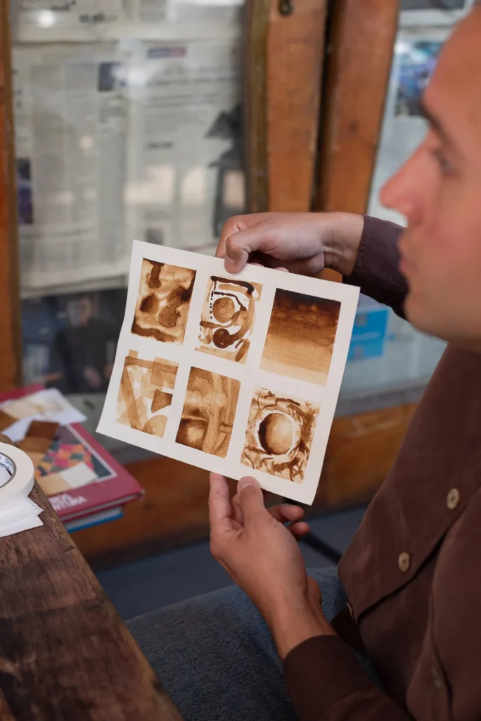 Participantes creando arte en taller de bienestar enfocado en salud mental