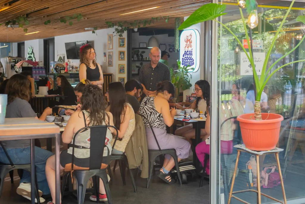 Sesión de arte y bienestar en café de Providencia con personas pintando acuarelas