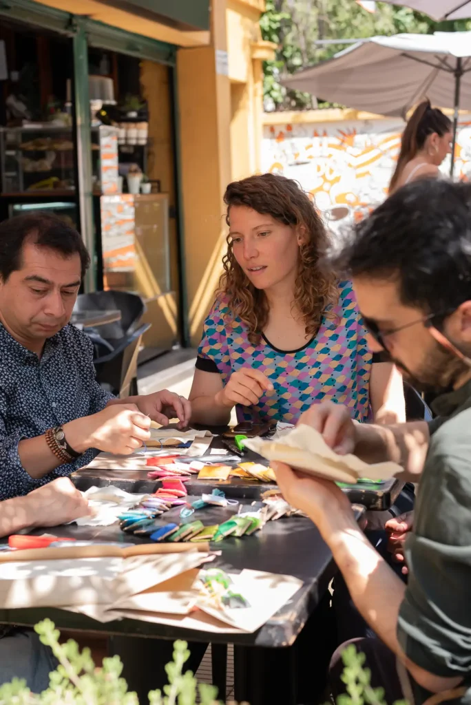 Taller de bordado comunitario en el Barrio de las Flores de Providencia